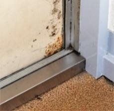 極力、直せるものは直して使う金属製の玄関ドア修復工事で元通り！