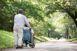 認知症の両親がいる時の不動産相続対策！遺言・家族信託・成年後見を解説