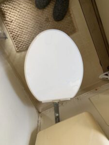トイレの便座交換・折戸修理