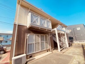 築37年が新築のように！バイカラーで外観一新、駐車場も整備してリノベしたくなる仕上がりに