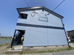 築32年の外壁を汚れが目立ちにくい色に塗装。柱基礎も修理し、アパート名にちなんだデザイン看板で一新！