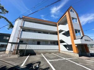 ツートンカラーで空室の入居促進を！シート貼りや駐車場のライン引きで生活のしやすさも向上！