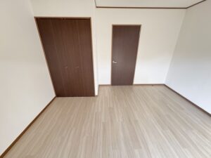 前入居者の喫煙によるヤニ汚れ・臭いを改善！白基調の床で明るく、設備も新品にリニューアル！