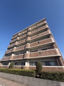 大規模修繕工事で見えない劣化を調査し、タイル張り替えで安全対策！