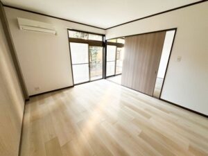 入居期間が7年と長く原状回復費用が高かくなるなら和室から白基調のフローリングへ変更し、明るく広く感じる空間に！