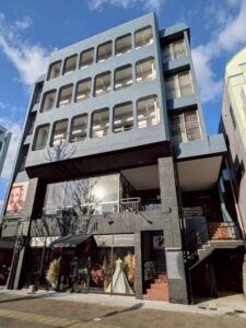 築48年で建物診断と大規模修繕で古くなったLEDなどをリニューアル！外観も落ち着きのある印象に！