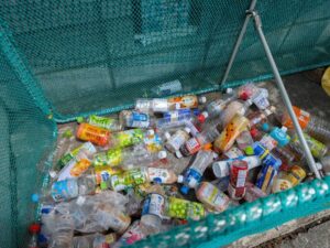 多量のペットボトルがゴミ箱に散在！徹底した管理で改善