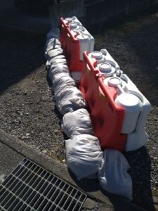 ゲリラ豪雨の冠水対策！水路近くの駐車場を防潮板で防御