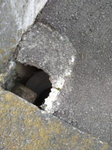 敷地内駐車場に突然穴が！？下水化に相談して即日対応