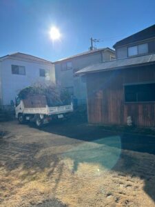 広い敷地の倉庫を解体し、分筆して敷地一部売却