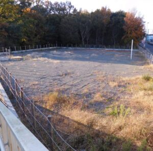幹線道路沿いの市街化調整区域を車両置き場として貸出し